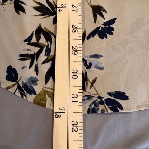 Vince Camuto Flutter Sleeve Floral Blouse Creamy beige Blue Green Flower Size 3X - Picture 8 of 10